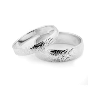 Обручальные кольца из белого золота с отпечатками их владельцев